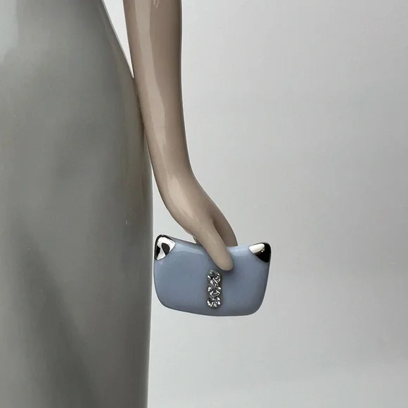 Cosmos Porcelain Elegant Doll - Picture 4 of 17